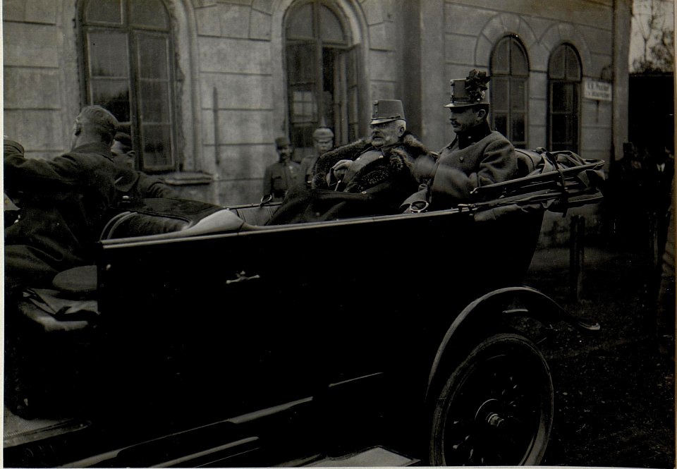 Armeeoberkommandant Erzherzog Friedrich gemeinsam mit dem Abschnittskommandanten Erzherzog Karl bei der Fahrt in Chodoriw,14.9.1916 (BildID 15550461)