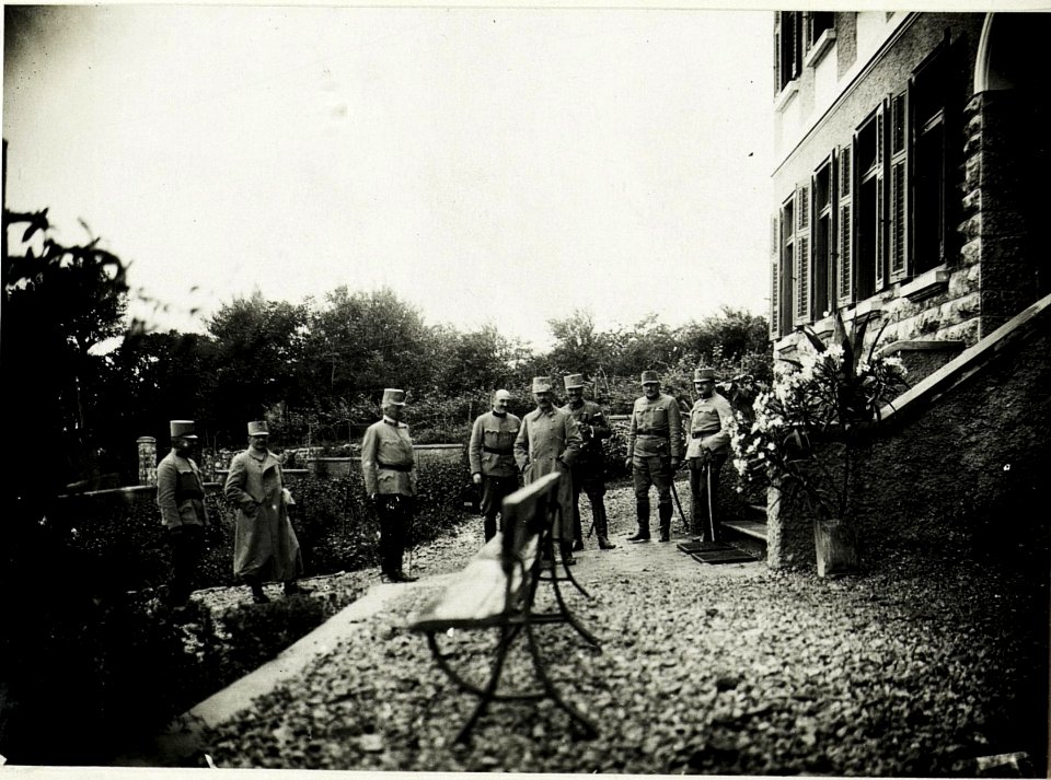 Armeekommandant Exzellenz Boroevic mit Exzellenz Goiginger in Konstanjevica. (BildID 15586766)