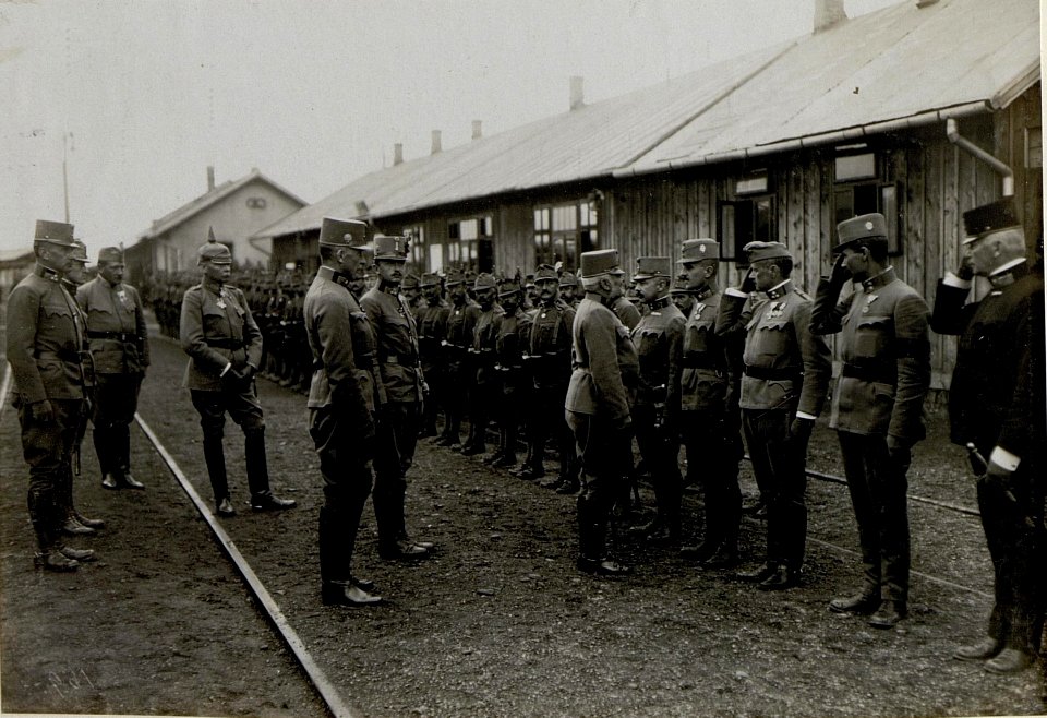 Armeeoberkommandant Erzherzog Friedrich wird bei seiner Ankunft in Chodoriw begrüßt,14.9.1916. Der Abschnittskommandant Erzherzog Karl zentral in der MItte (BildID 15550454)