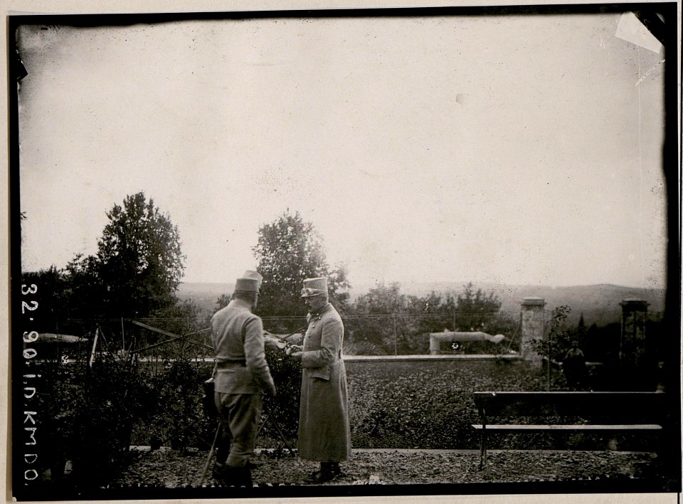 Armeekommendant Exz. Boroevic mit Exz.Goiginger in Konstanjevica (BildID 15731611)