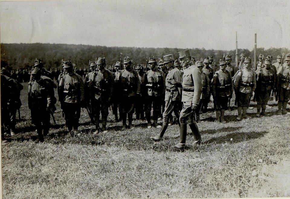 Armeeoberkommandant Erzherzog Friedrich und Heeresgruppenkommandant Erzherzog Karl beim XIII. Korps, 15.09.1916 (BildID 15550524)