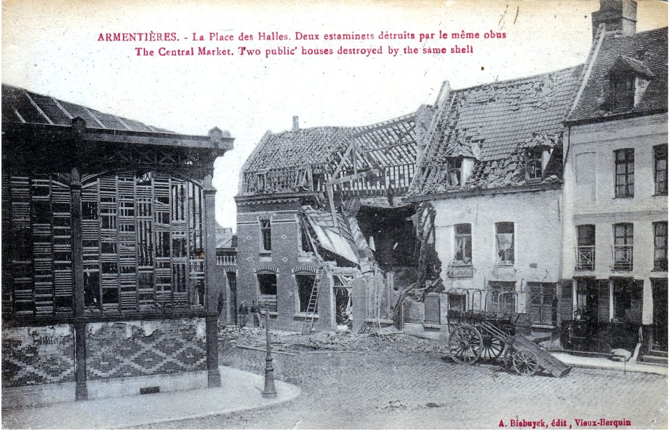 Armentières — La place des Halles. Deux estaminets détruits par le même obus