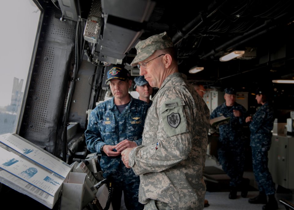 Army Lt. Gen. Robert Abrams visits USS Somerset 150513-N-CC789-112