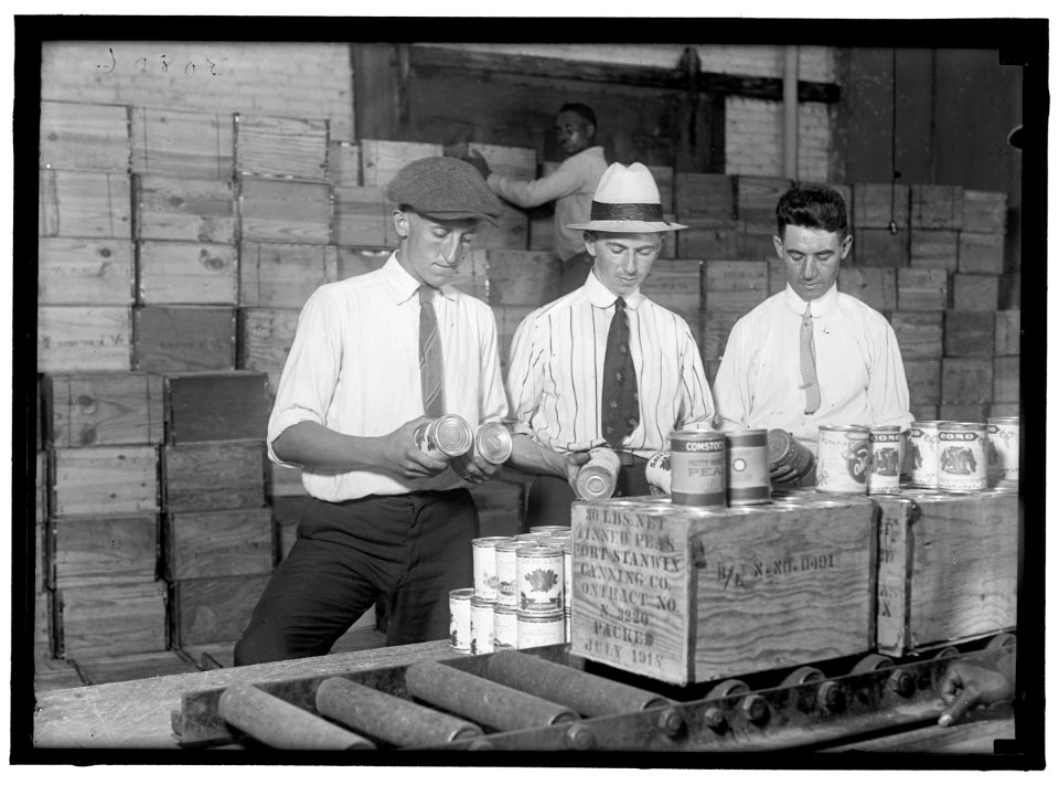 ARMY, U.S. BUYING ARMY FOOD, SOLD AT FISH MARKET LCCN2016870364