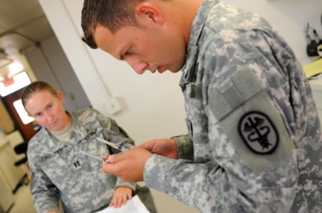 Army Vets at JTF GTMO 110401-N-AT101-006