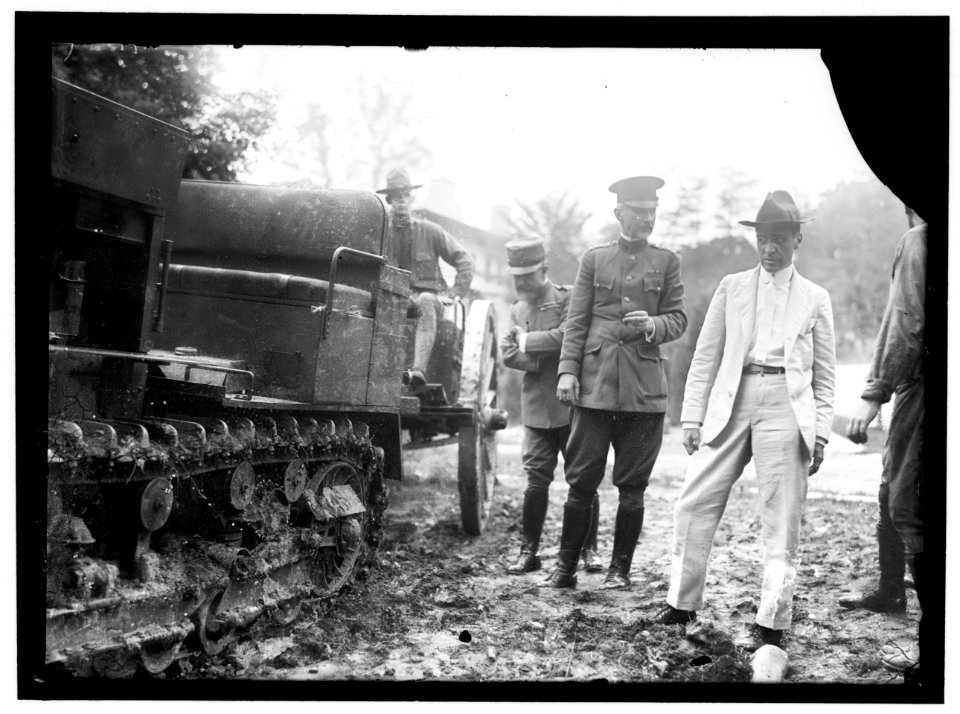 ARMY, U.S. ARTILLERY TRACTOR. SEC. BAKER AND GEN. MARCH LCCN2016869268
