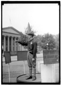 ARMY, U.S. SOLDIER AS TRAFFIC COP AT TREASURY LCCN2016869469