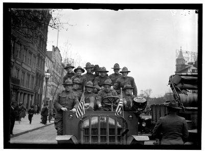 ARMY, U.S. SOLDIERS GOING THROUGH CITY IN TRUCKS AND AUTOS LCCN2016869008