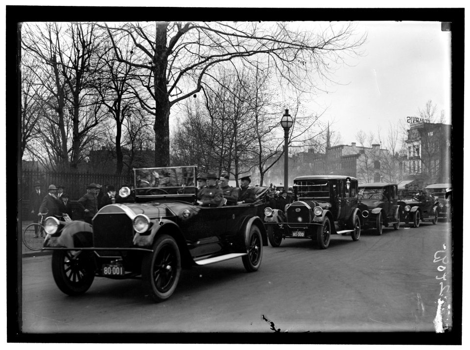 ARMY, U.S. SOLDIERS GOING THROUGH CITY IN TRUCKS AND AUTOS LCCN2016869010