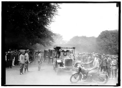 ARMY, U.S. SOLDIERS TO GO AROUND THE WORLD BY MOTOR TRUCK, LEAVING FROM LAFAYETTE PARK LCCN2016870186