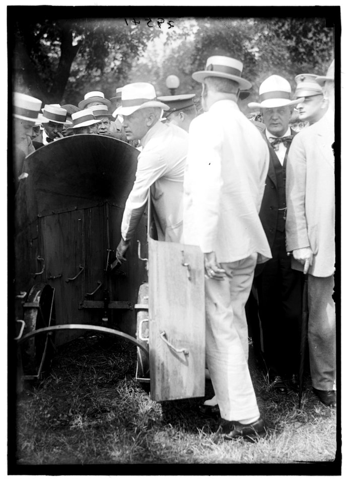 ARMY, U.S. WIRE CUTTING MACHINE INSPECTED BY SEN. NEW AND REP. RANDALL; McDERMOTT, JAMES THOMAS; LOGAN, JOHN E. LCCN2016869409
