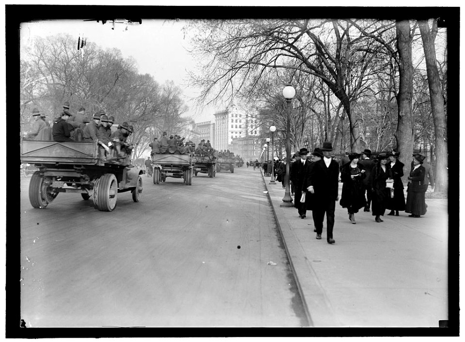 ARMY, U.S. SOLDIERS GOING THROUGH CITY IN TRUCKS AND AUTOS LCCN2016868995