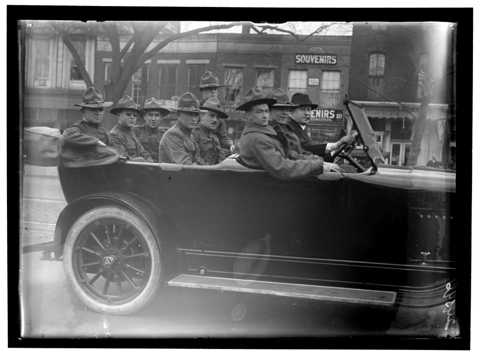 ARMY, U.S. SOLDIERS GOING THROUGH CITY IN TRUCKS AND AUTOS LCCN2016869011