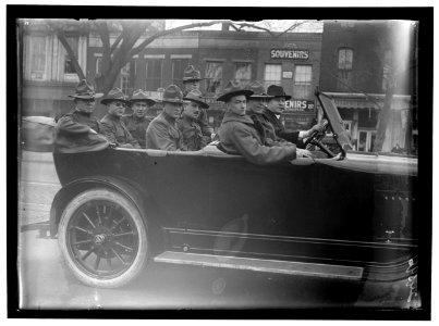 ARMY, U.S. SOLDIERS GOING THROUGH CITY IN TRUCKS AND AUTOS LCCN2016869011