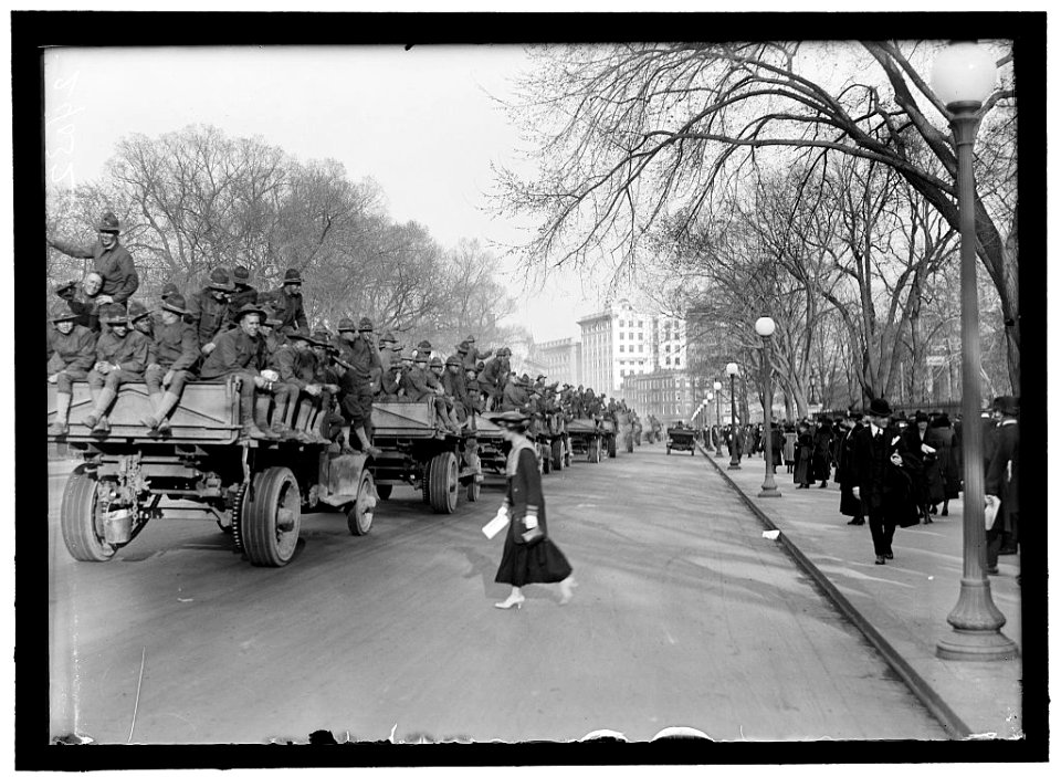 ARMY, U.S. SOLDIERS GOING THROUGH CITY IN TRUCKS AND AUTOS LCCN2016868996