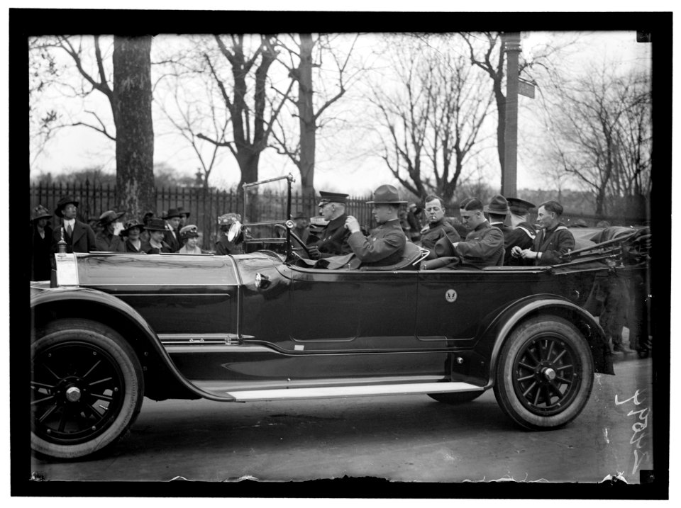 ARMY, U.S. SOLDIERS GOING THROUGH CITY IN TRUCKS AND AUTOS LCCN2016869009
