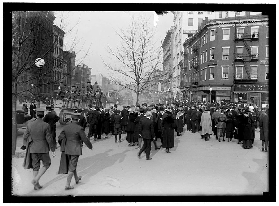 ARMY, U.S. SOLDIERS GOING THROUGH CITY IN TRUCKS AND AUTOS LCCN2016868994