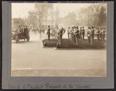 Arrival of President Theodore Roosevelt at the armory LCCN2002707221