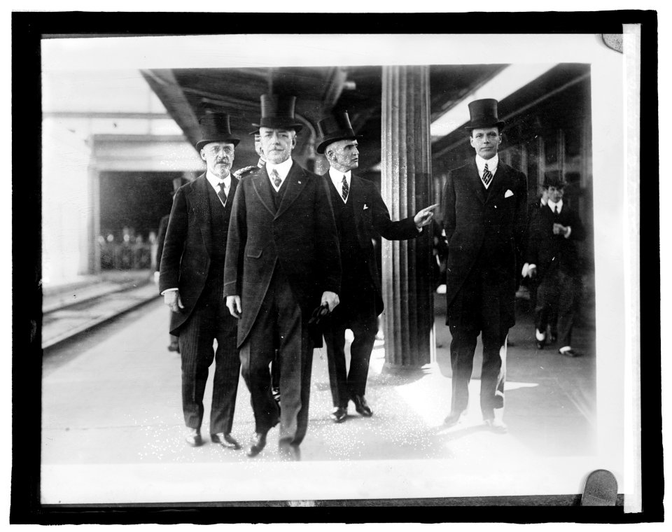 Arrival of the British Commission, 1917 LCCN2016852859