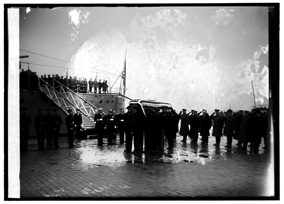 Arrival of body of Unknown soldier, (11-9-21) LCCN2016845812