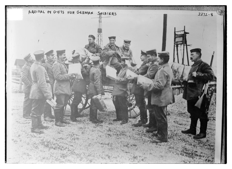 Arrival of gifts for German soldiers LCCN2014698378