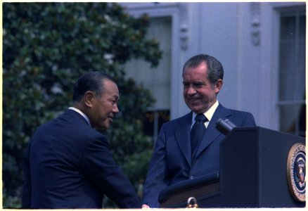 Arrival ceremony for Prime Minister Kakuei Tanaka of Japan - NARA - 194539