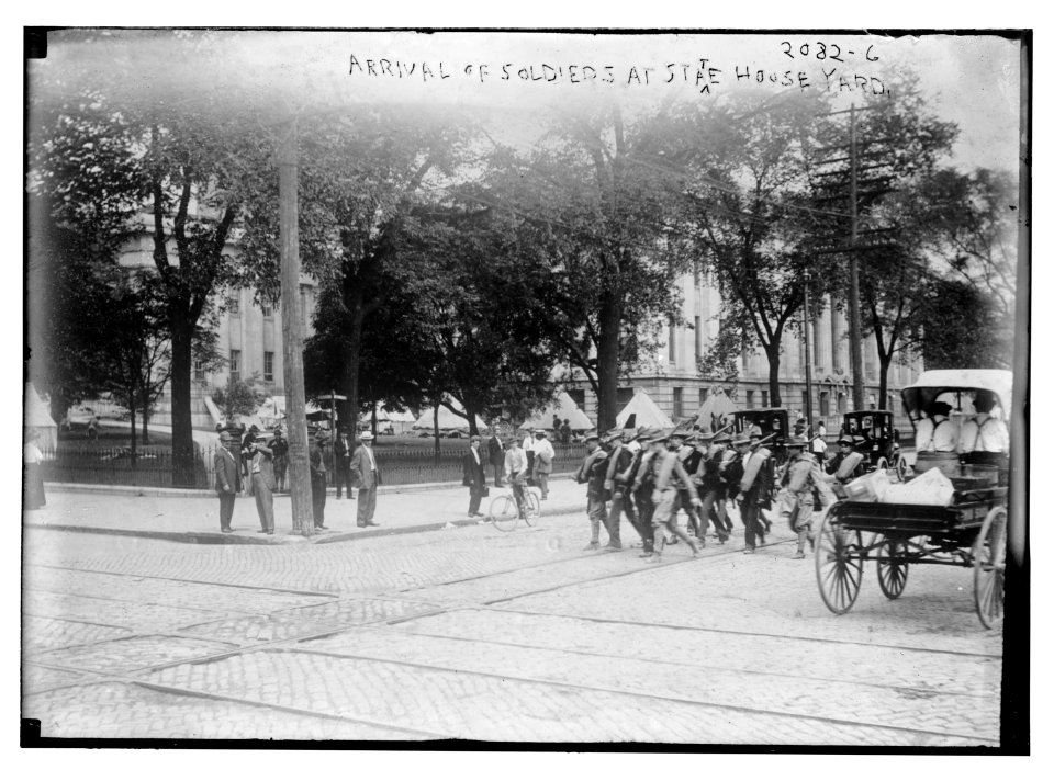 Arrival of soldiers at state house yard LCCN2014688560