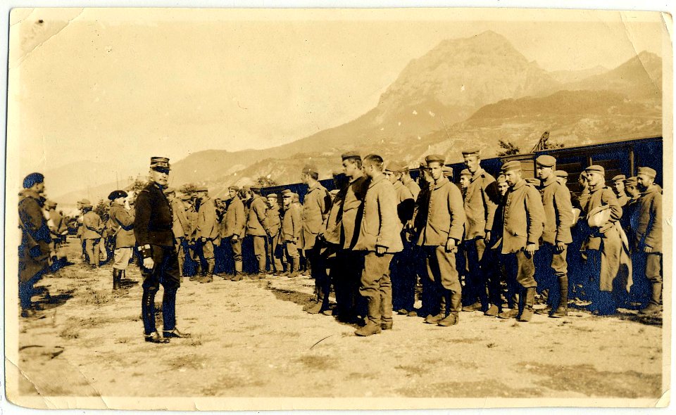 Arrivée de prisonniers allemands à la gare de Prunières (Hautes-Alpes) - Fonds Berthelé - 49Fi1892