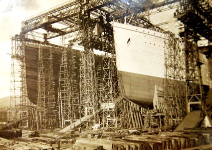 Arrol Gantry with Liners Olympic & Titanic in Construction