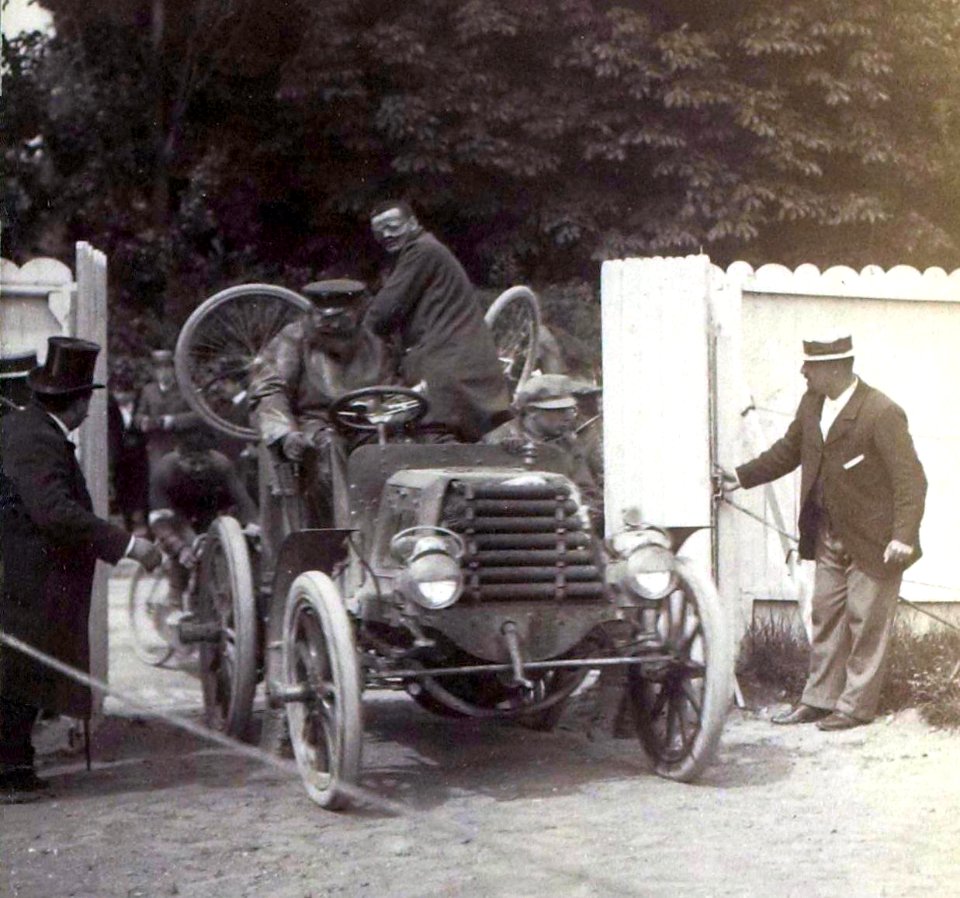 Arrivée de Constant Huret derrière la Panhard de René de Knyff, au Paris-Bordeaux 1899