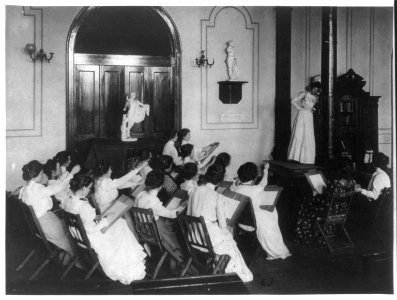 Art class with live model, Normal School, Washington, D.C. LCCN2001702331