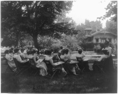 Art class, sketching a private home, Normal School LCCN2001703624