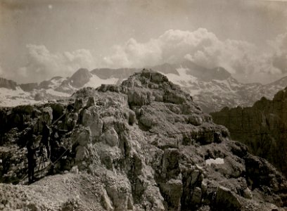 Art.Beobachter mit 40 fach.Fernrohr am Wischberg.Hintergrund Caningruppe. (25-7.1917.) (BildID 15801847)