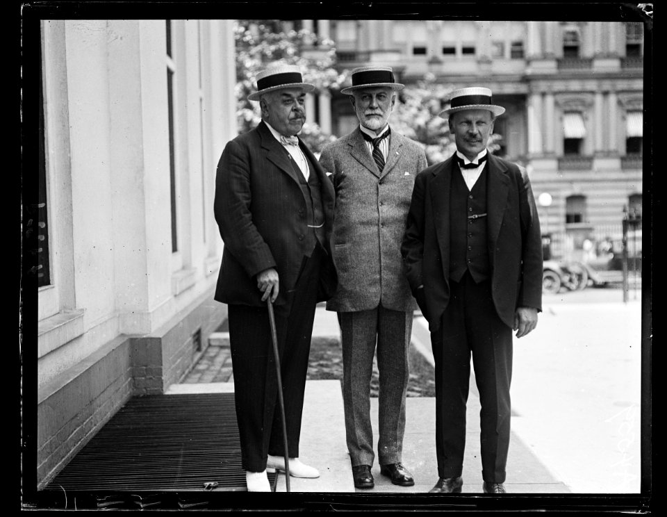 Arthur Brauscombe, author of The Cradle of the Washington and the Home of the Franklins; Andrew B. Humphrey, Secy. of Sulgrave Manor, N.Y., and Herbert W. Thompson, of London, calling at LCCN2016891506