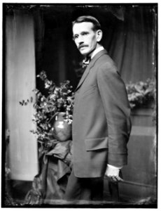 Arthur B. Davies (1862-1928), the American painter, posed in the photographer's New York City studio about 1907 LCCN2006676257