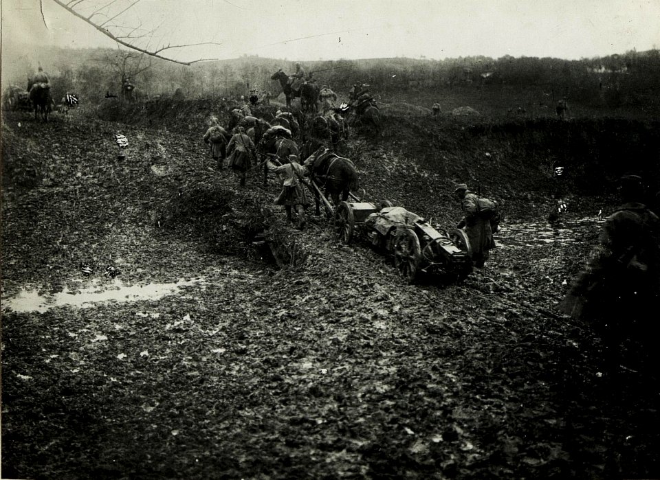 Artillerie der k.u.k. Armee rückt während des Serbienfeldzugs im Herbst 1915 vor (BildID 15587124)
