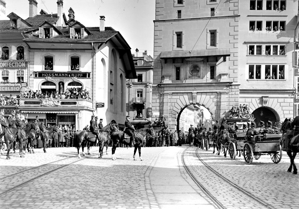 Artillerie beim Defilee vor der Armeeführung - CH-BAR - 3238233