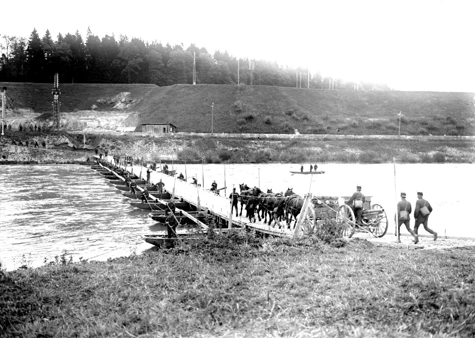 Artillerie beim Uebersetzen über die Ponton-Brücke - CH-BAR - 3239594