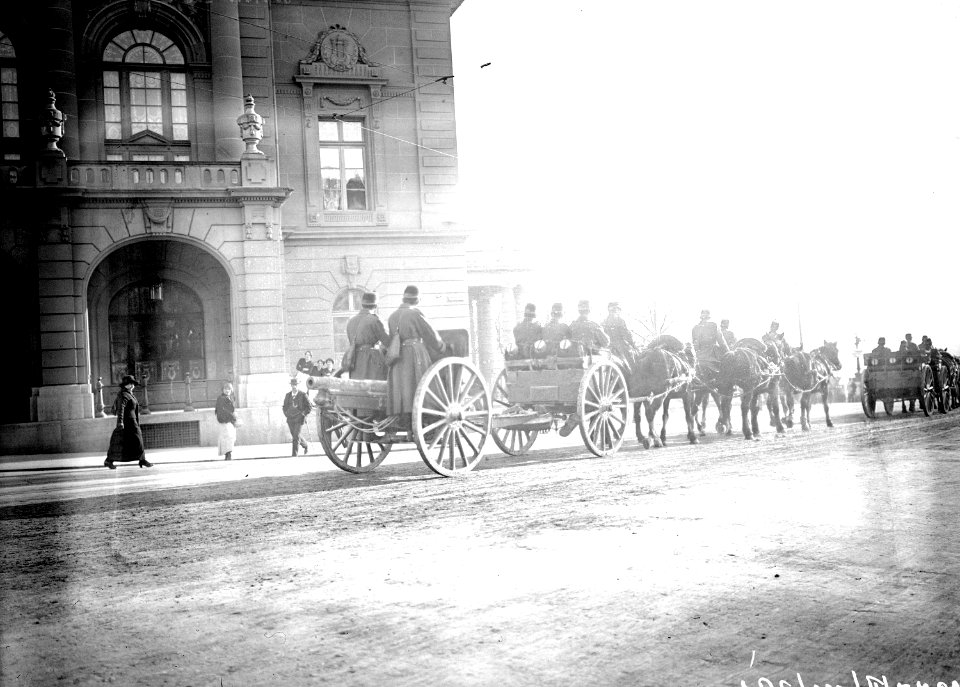 Artillerie marschiert durch Bern - CH-BAR - 3237884
