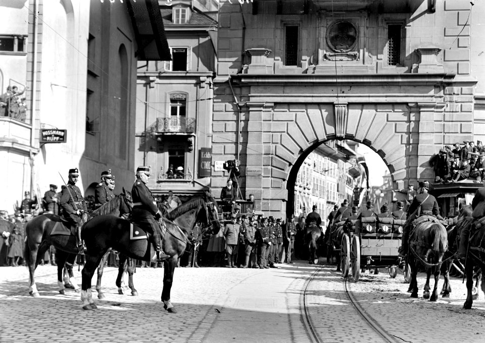Artillerie beim Defilee vor der Armeeführung - CH-BAR - 3238234