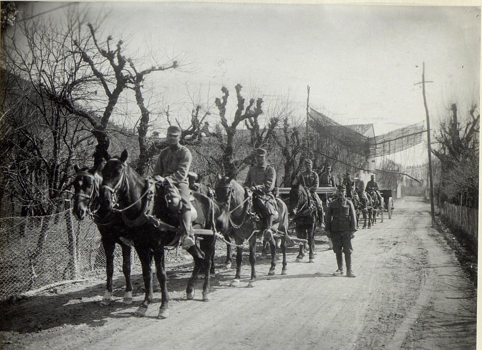 Artillerie beim Marsch, Strasse b. Possome. (BildID 15668060)