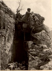 Artillerie Beobachter am JAVORCEK unterhalb dem Eingange in die Kaverne. Aufgenommen am 17. April 1916. (BildID 15475356)