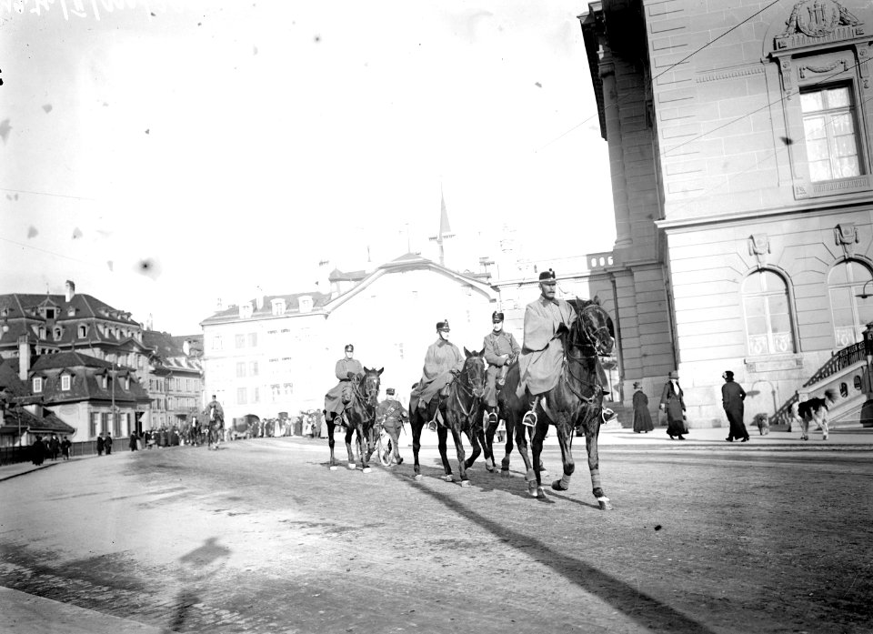 Artillerie Regimentsstab reitet durch Bern - CH-BAR - 3237883