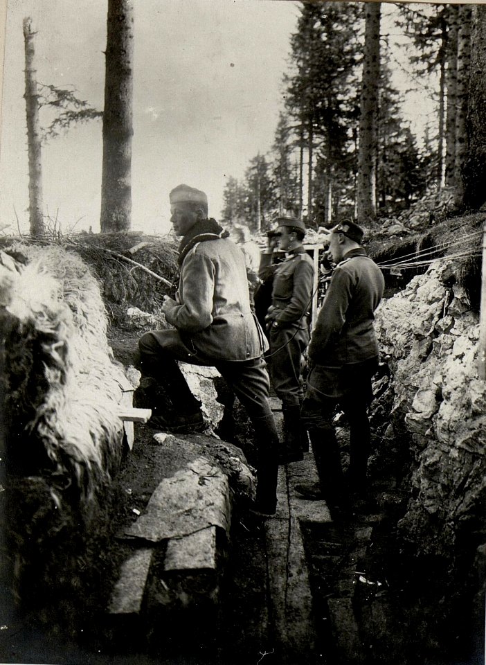 Artilleriebeobachter am Stützpunkt 39. Aufgenommen im Mai 1916. (BildID 15533797)