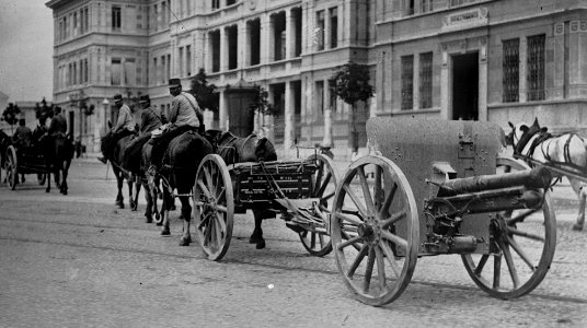 Artillerie italienne (défilant sur une (...)Agence Rol btv1b6908198d 1