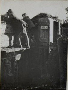 Artillerieaufklärer im Graben beim Infanterieregiment 84 (BildID 15444791)