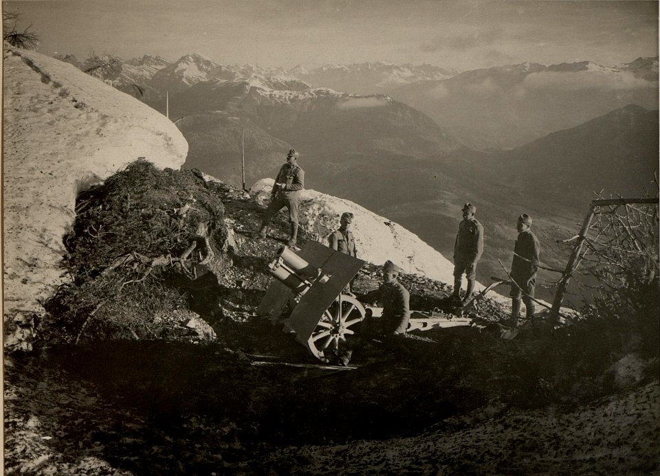 Artilleriestellung am Grat zur Polinikscharte, aufgenommen am 8. Mai 1916 (BildID 15474172)