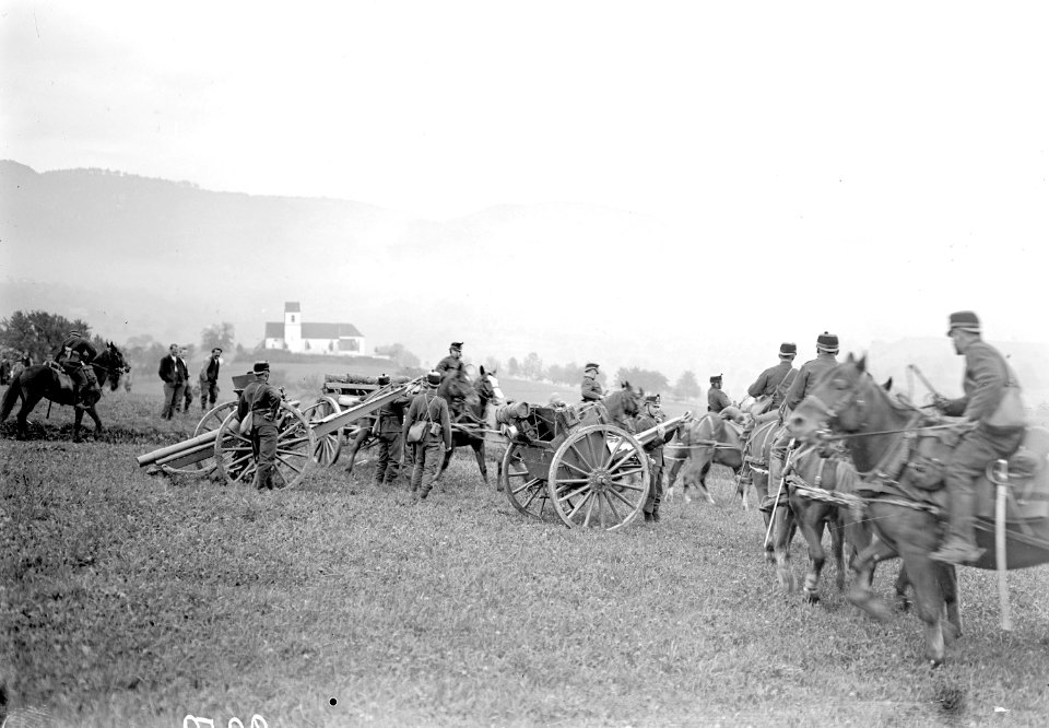 Artillerie beim Aufprotzen der Geschütze - CH-BAR - 3239083
