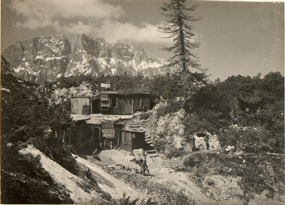 Artillerieunterstände am Kleinen Nabois Kote 1725, Halbzug der 2-Gebirgsartillerieregimentes8, aufgenommen am 1.6.1916 (BildID 15474683)