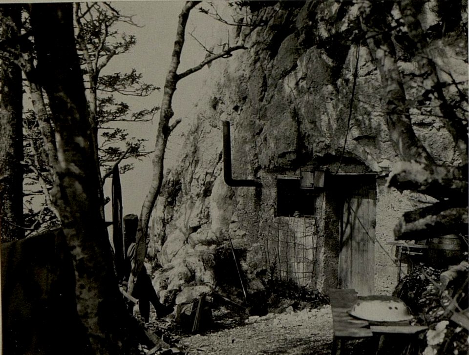 Artillerie Beobachter auf Kote 1313 am ROMBON. Aufgenommen am 12. Juli 1916. (BildID 15478563)